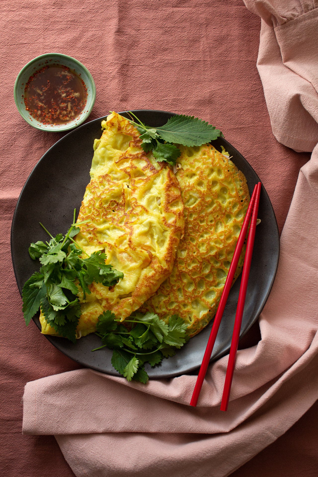 Herzhafte vietnamesische Crepes - Bánh Xèo mit Koriander- und Pfefferminzblättern. Dazu gibt es noch eine Nuoc Mam Fischsauce